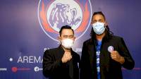 Pelatih Arema Tak Percaya Kutukan Nomor 9, Yakin Carlos Fortes Bertaji